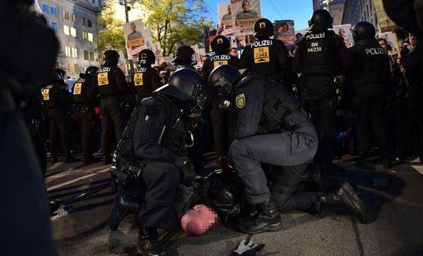تور ارزان آلمان: خشونت پلیس آلمان با تظاهرات ضد محدودیت های کرونایی