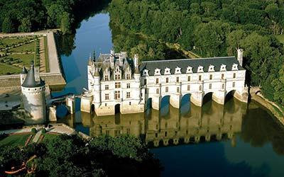کاخ عجیبی که بر روی رودخانه ساخته شده!