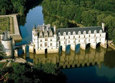 کاخ عجیبی که بر روی رودخانه ساخته شده!